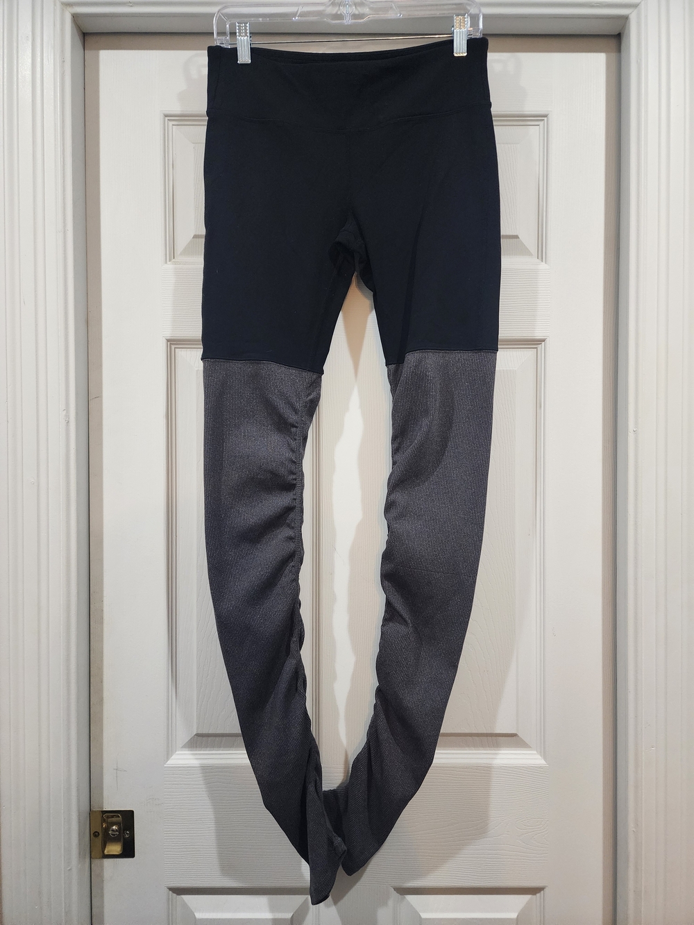 ALO Yoga Black Leggings with Gray Textured Lower Panels - Picture 5 of 6